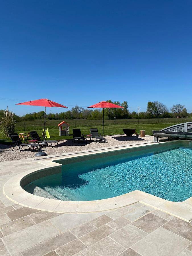 Gîte pour 8 personnes, avec piscine et terrasse ainsi que vue et jardin dans Juif