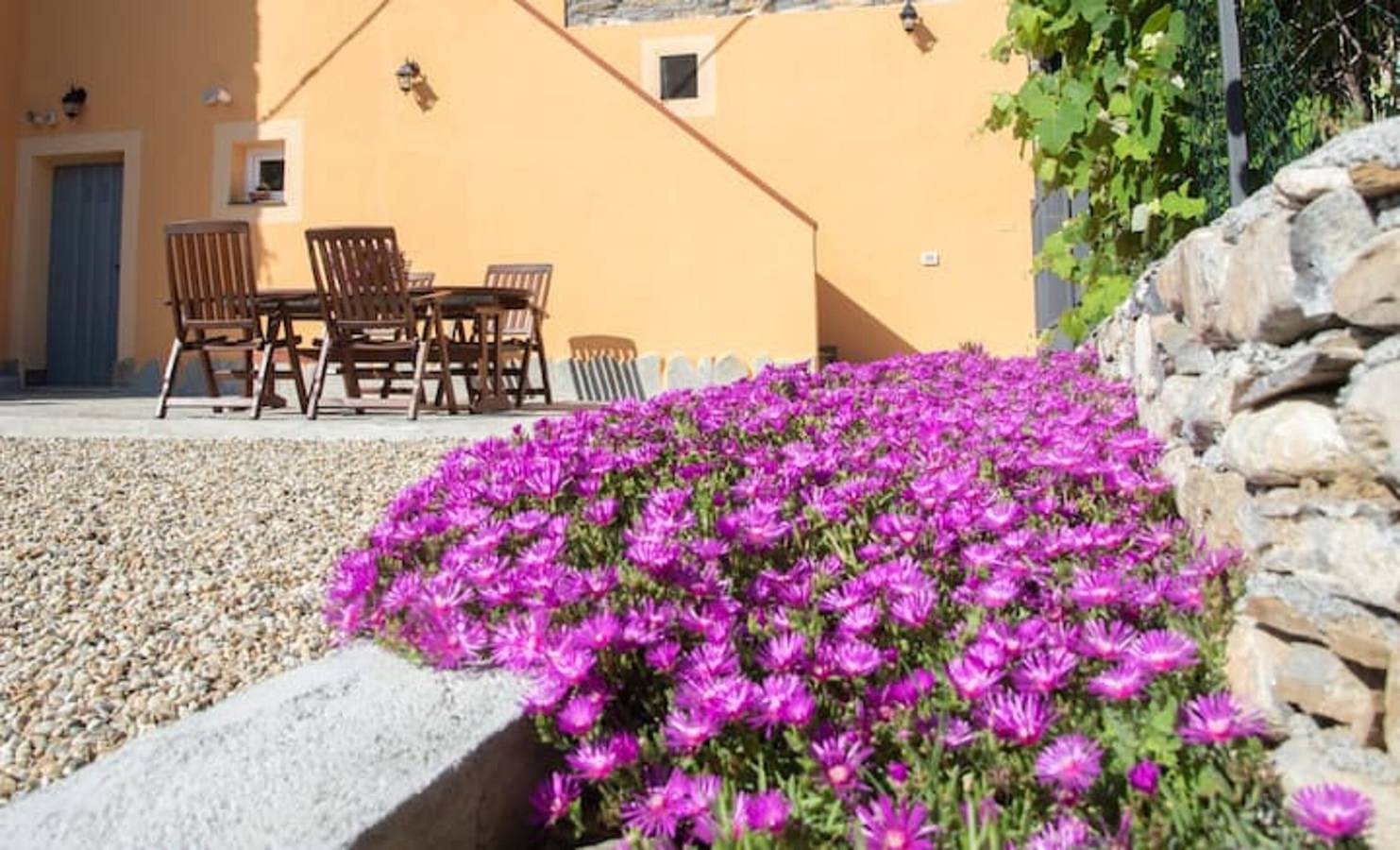 Appartamento intero, Appartamento "Giulia" con vista mare e montagna, giardino e Wi-Fi in Imperia, Riviera di Ponente