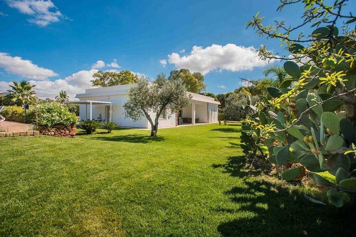 Modernes Hotel mit privatem Pool, Garten, WLAN, Terrasse, Grill, Klimaanlage. in Montevago, Agrigento Provinz