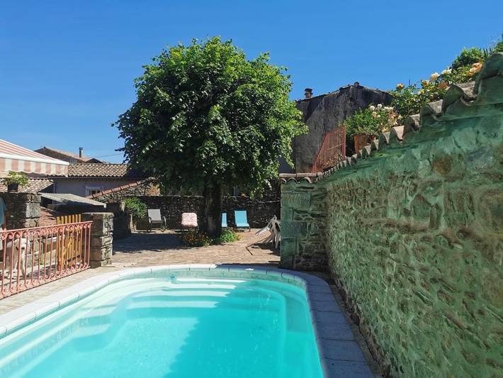 Gîte pour 8 personnes, avec piscine ainsi que vue et jardin à Le Martinet - 3