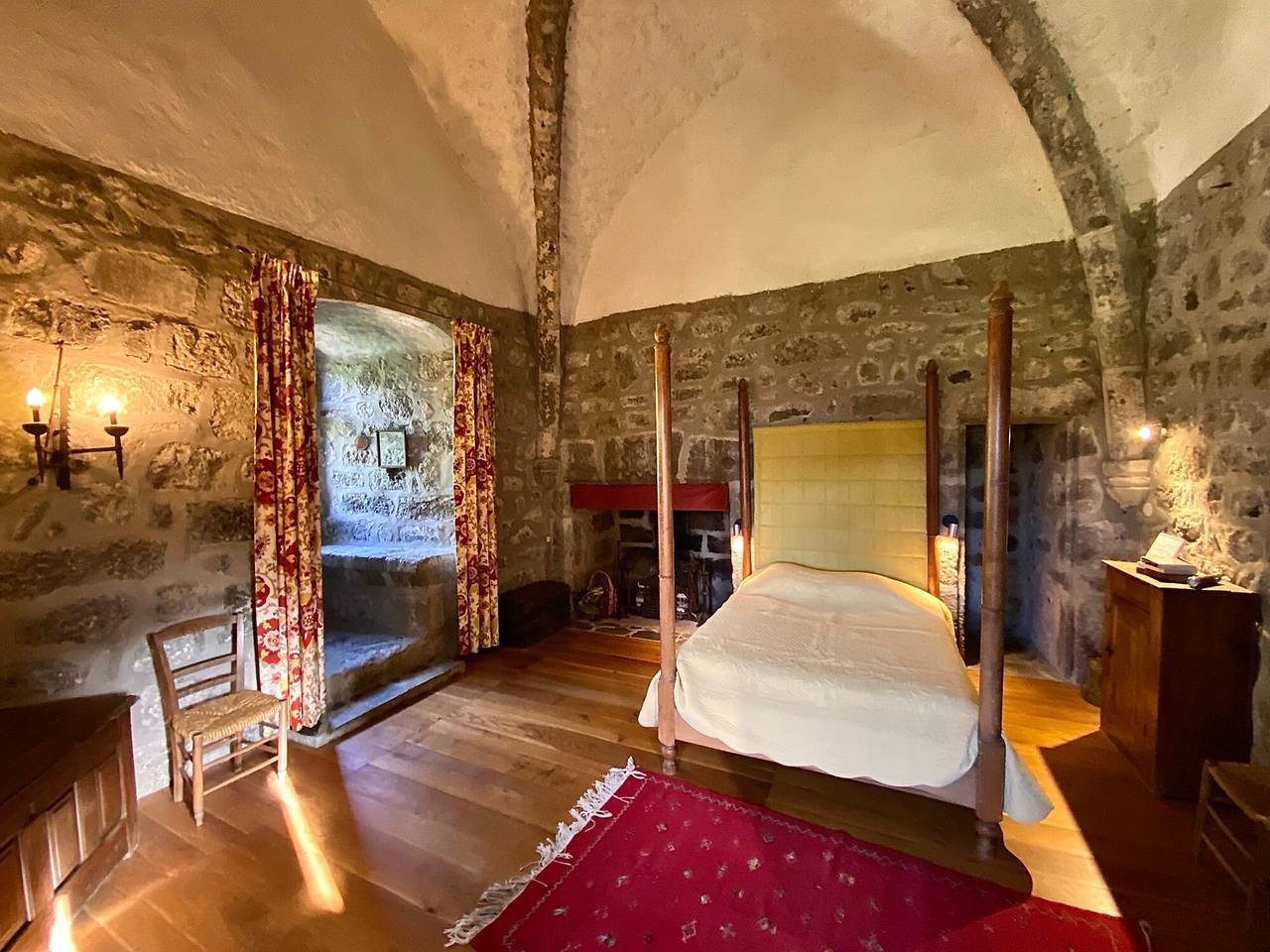 Chambre d’hôtes « Baldaquin et Salle de Garde »  in Saint-Martin-sous-Vigouroux, Région de Saint-Flour