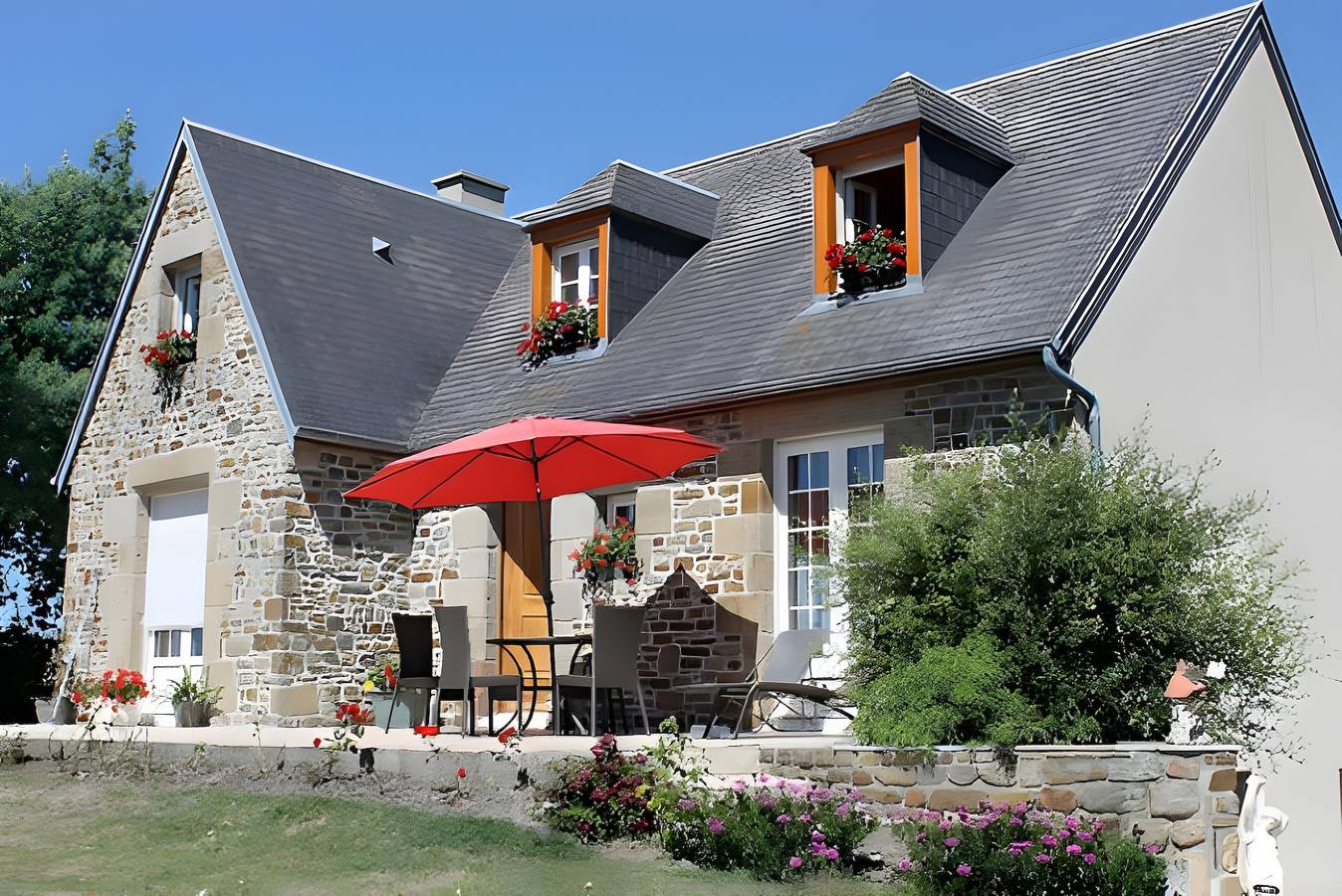 Chambre d’hôtes « Le Lys De Mer - Chambre » avec vue mer, terrasse partagée et Wi-Fi in Dragey-Ronthon, Baie du Mont-Saint-Michel