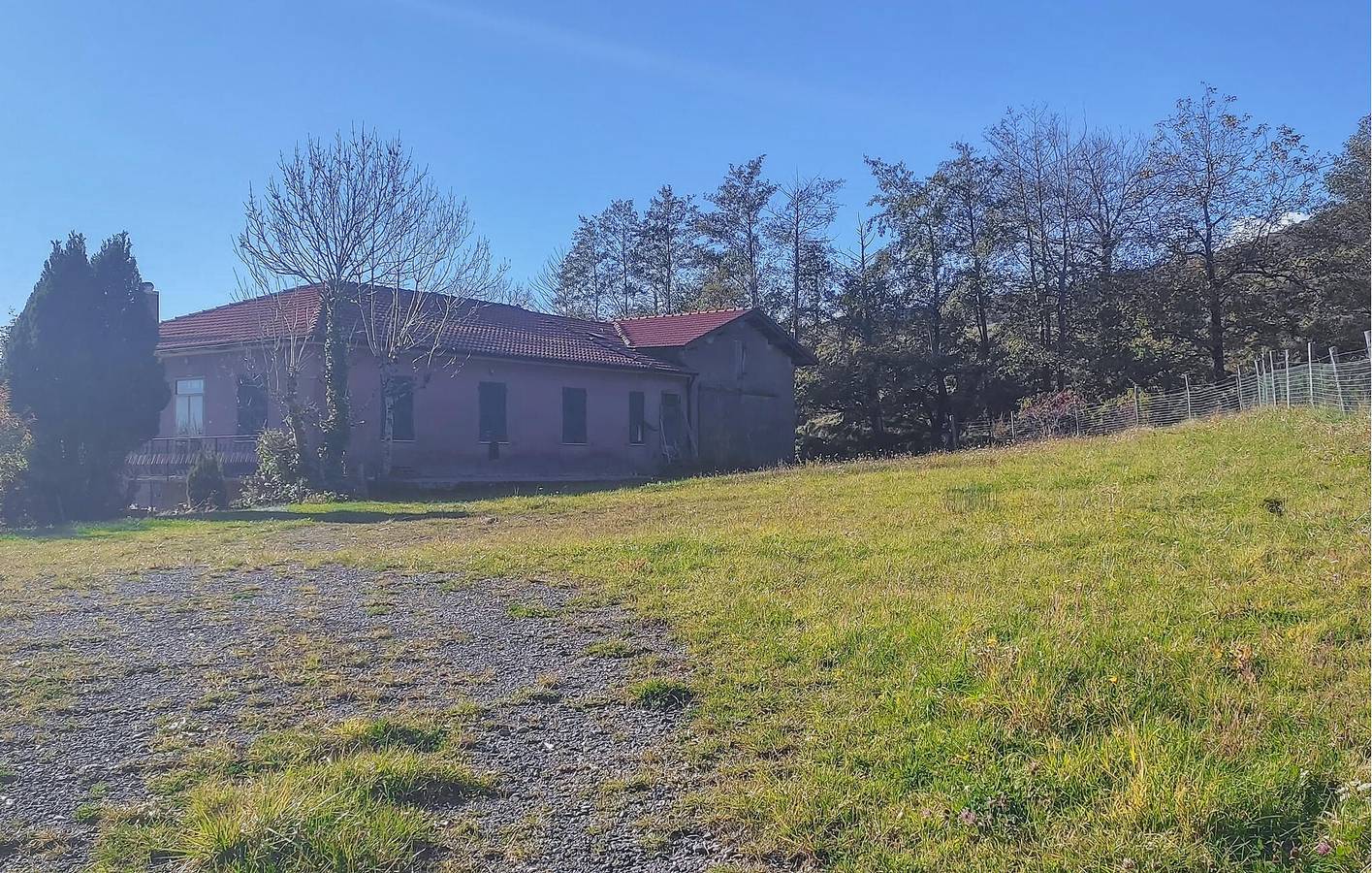 Geräumiges Apartment mit Terrasse, Parkplatz und WLAN in Varese Ligure, La Spezia Provinz