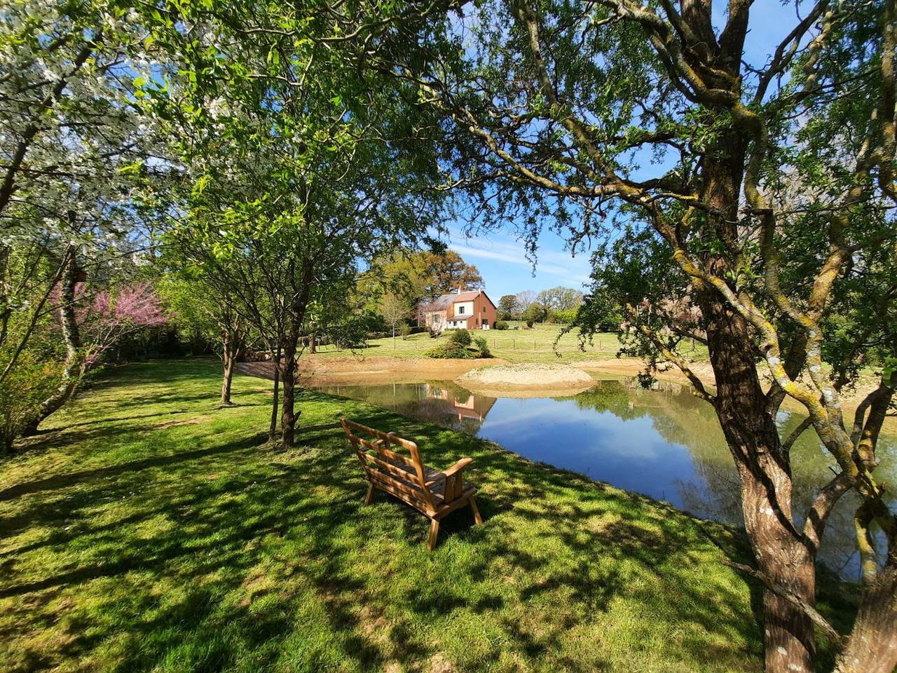 Casa de Campo con Jardín, Terraza y Vistas al Lago en Indre, Berry in Bazaiges, Región de La Châtre