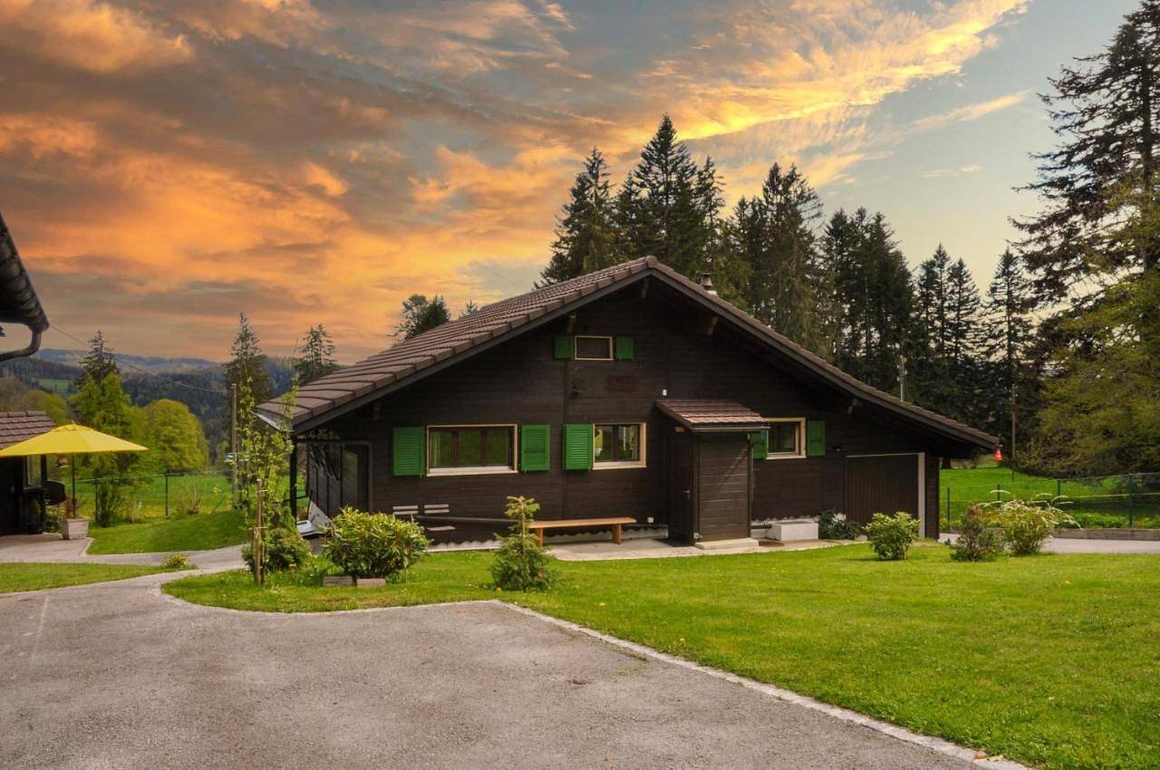 Chalet en pleine nature avec Spa in Le Locle, Jura & Trois Lacs