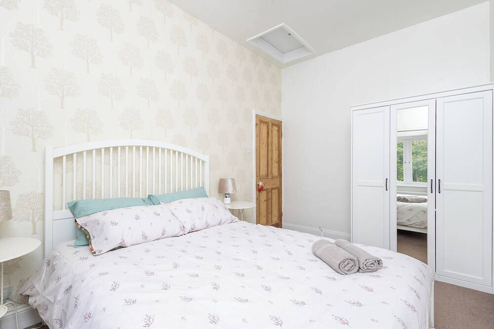 Canal Side 3 Bed 1.5 Bath | Parking | Wifi | Self Check-in | King Size Beds in Wakefield, West Yorkshire