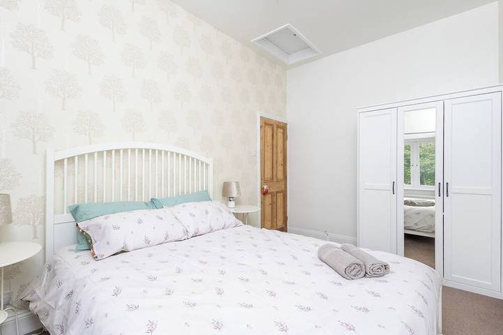 Canal Side 3 Bed 1.5 Bath | Parking | WiFi | Self Check-in | King Size Beds in Wakefield, Yorkshire de l'Ouest
