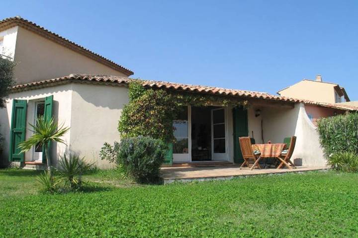 Gîte pour 4 personnes, avec piscine, adapté aux familles
