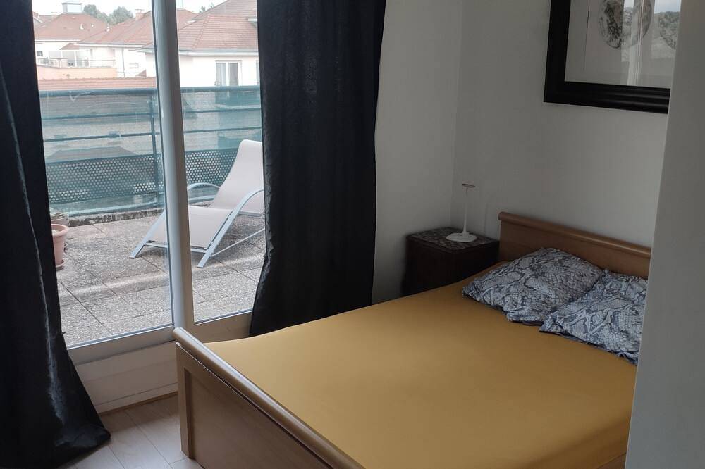 Entire apartment, Bel Appartement Proche Disney Paris à 5 min à Pieds de la Station Rer in Bussy-Saint-Georges, Seine-et-Marne