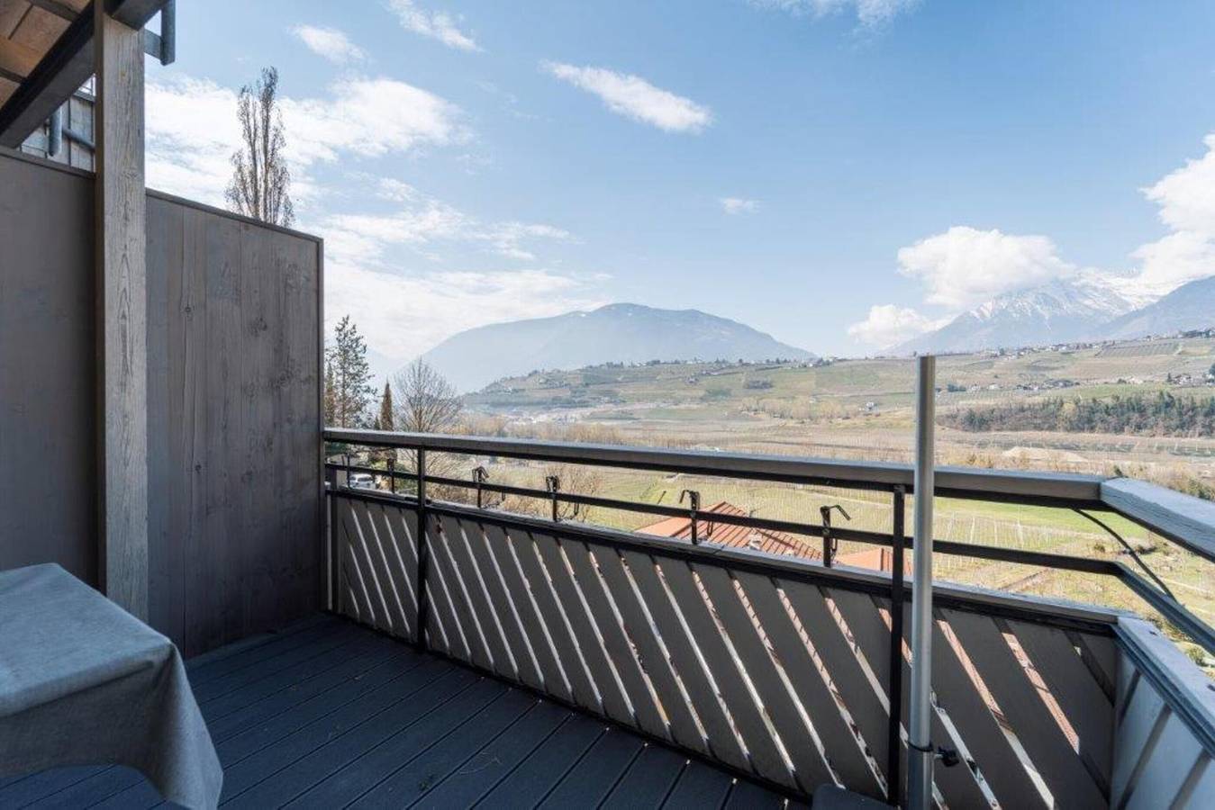 Ganze Wohnung, Ferienwohnung 'Comfort 4' mit Bergblick, Gemeinschaftsterrasse und Wlan in Schenna, Sarntaler Alpen