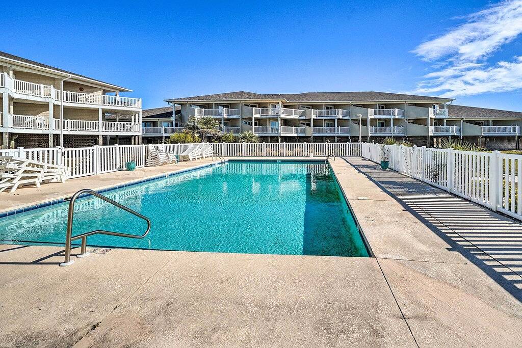 Ganze Wohnung, Oak Island Beachfront Condo w/ Community Pool in Oak Island (NC), Brunswick County
