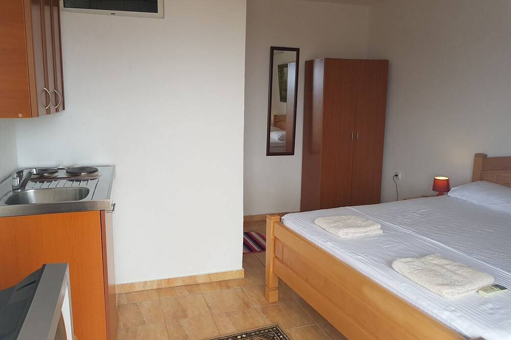 Connected 2 double studios with sea view in Ulcinj, Opština Ulcinj