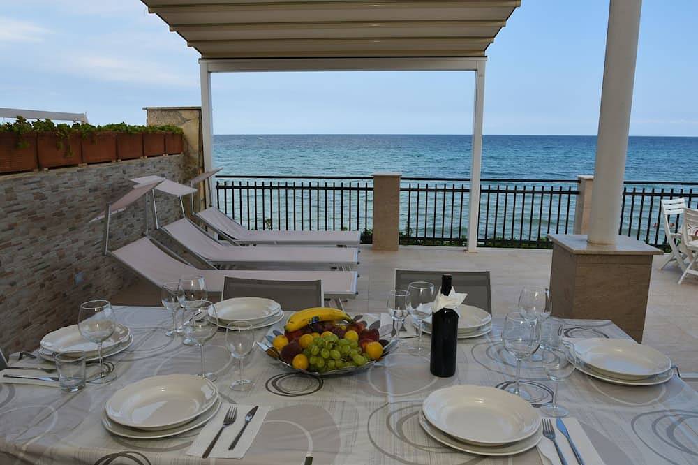 Beach house/villa in Fontane Bianche, Syracuse, directly by the sea with Jacuzzi in Fontane Bianche, Cassibile