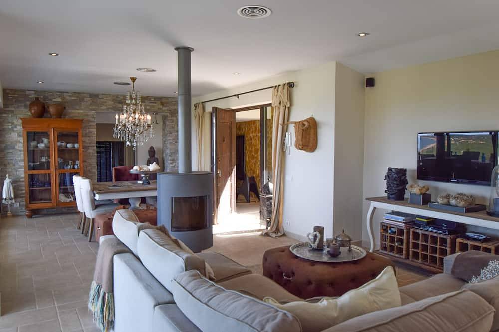 Family holidays in a bright and airy villa with extensive sea views and pool. in Begur, Costa Brava