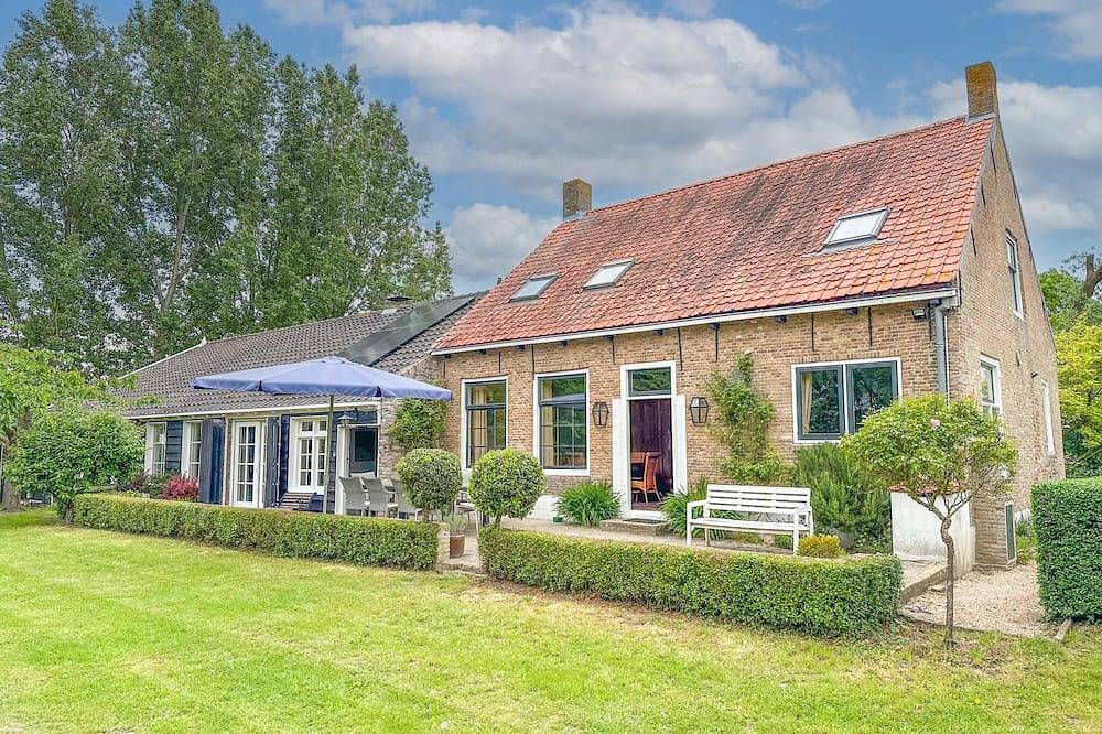 Charakteristisches Haus mit großem Garten in Niederländische Nordsee