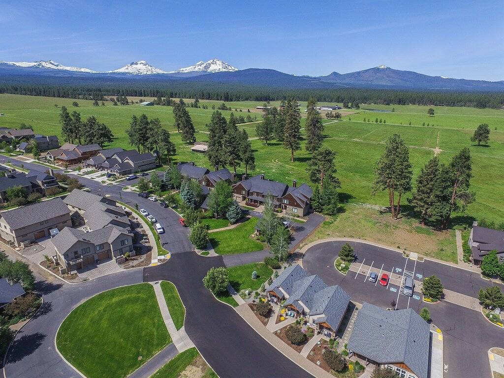 Ganze Wohnung, Neu gebaut und gelistet, makellos sauber, Aussicht, 1 Block in die Stadt, Haustiere ok, wunderschön! in Sisters, Black Butte Ranch