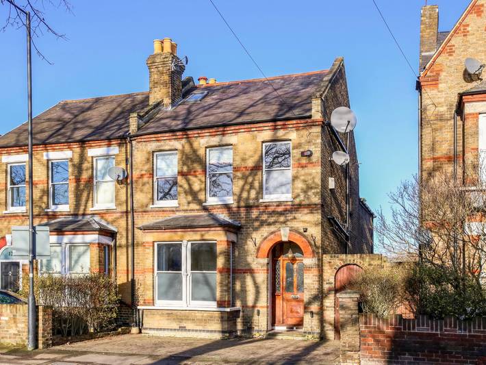 Charming Victorian House w/Parking + River Walks - Pass the Keys in Windsor, Berkshire
