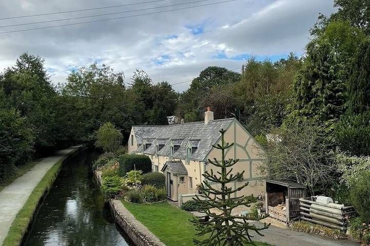 Holiday rental for 12 people, with garden and hot tub in Llangollen
