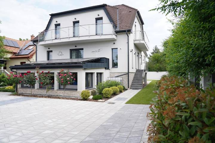 Ferienwohnung für 16 Personen, mit Sauna und Garten sowie Whirlpool in Balatonalmadi