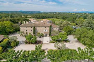 Hôtel pour 5 personnes, avec jacuzzi et sauna ainsi que piscine et jardin à Saint-Privat-de-Champclos