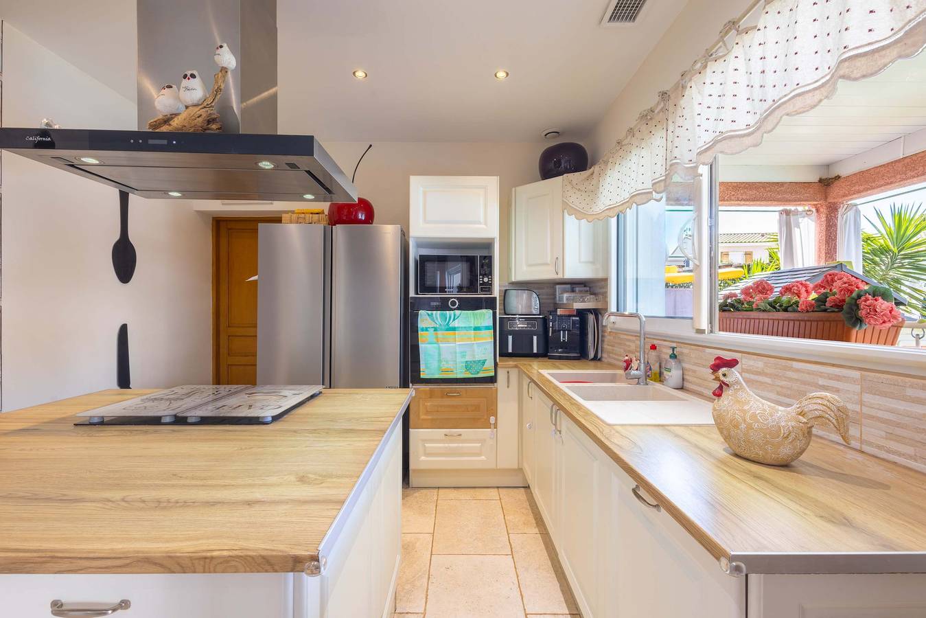 Charming ground floor villa apartment with a heated swimming pool in Cers, Côte méditerranéenne (France)