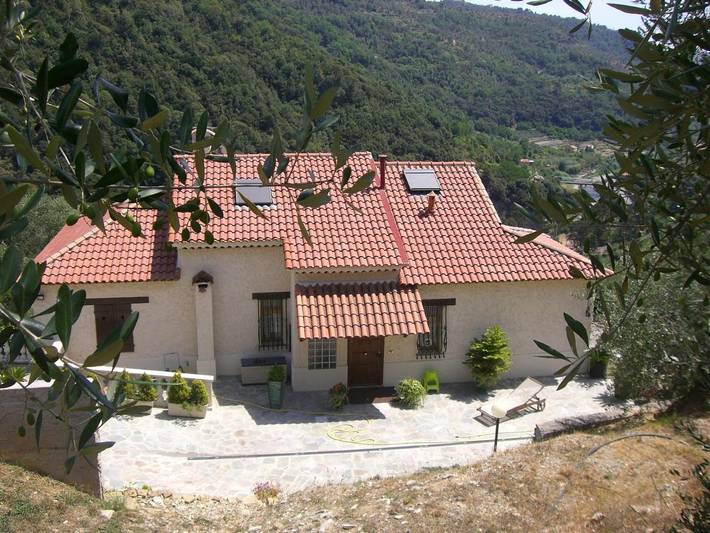 Vakantiehuis voor 8 personen, with Balkon and Terras as well as Tuin and Zwembad in Dolceacqua