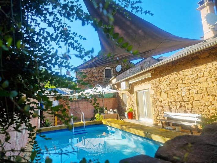 Location de vacances pour 11 personnes, avec vue ainsi que piscine et jardin à Laval-Roquecezière
