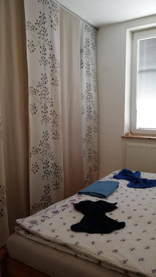 En Homestay with private top floor, 3 bedrooms, bathroom, kitchenette, host stays downstairs with a cat and 2 small dogs --- Cs Soukromé horní patro, 3 ložnice, koupelna, vařič, balkon - Přízemí sdílené s hostitelem, kočkou a 2 malými psy in Zlín, Région de Zlín