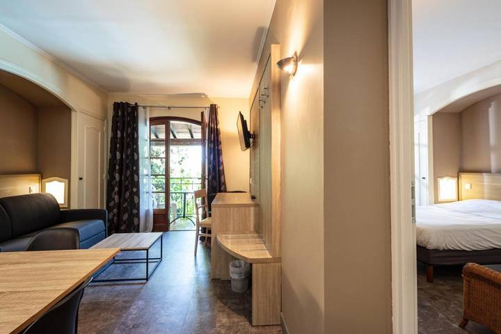 Hôtel pour 4 personnes, avec vue ainsi que piscine et jardin à Valros - 3