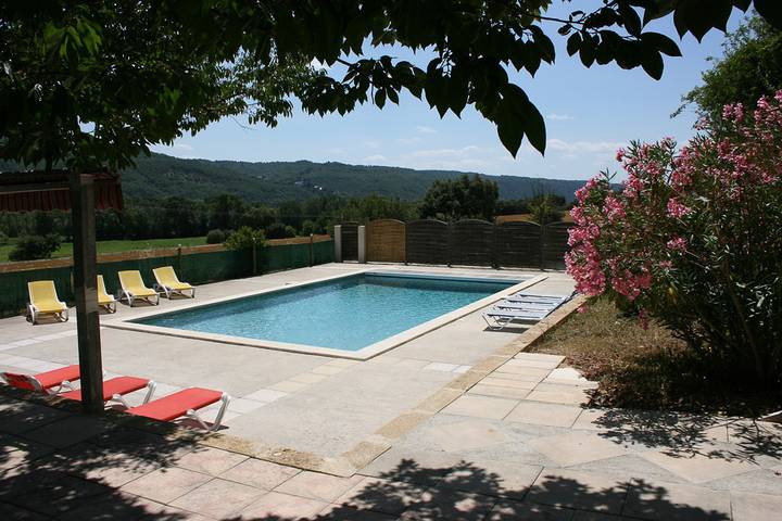 Gîte pour 12 personnes, avec Terrasse ainsi que Jardin et Piscine à Saint-Julien-d'Asse