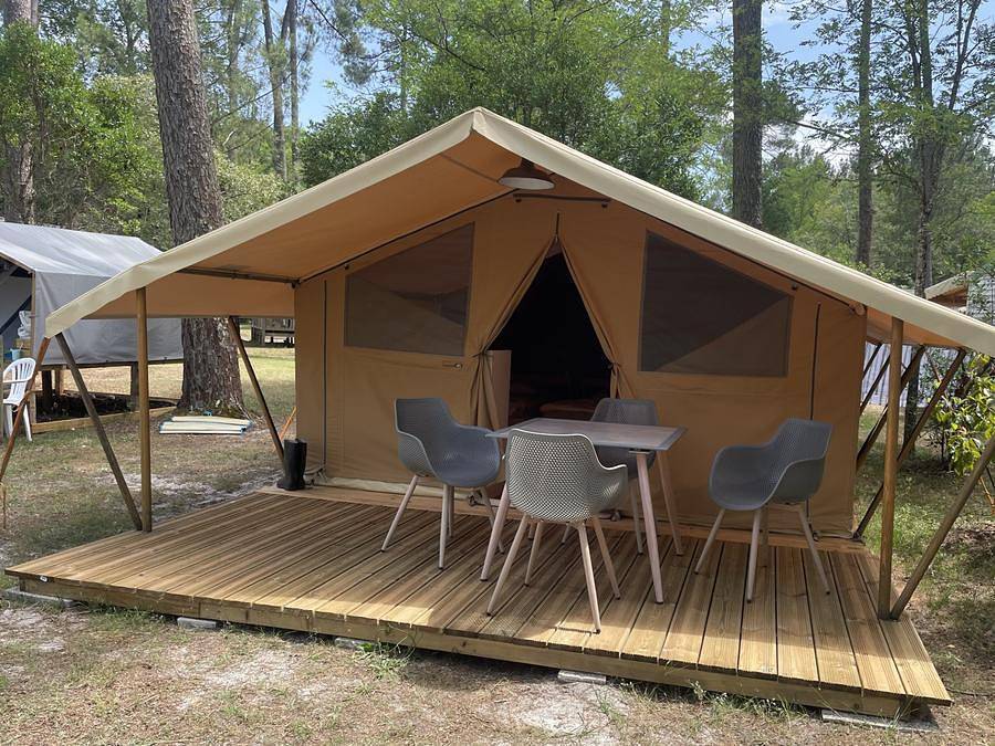 Camping Vert Bord D'eau - Canvas and wooden tent 4 persons - wooden floor, 2 bedrooms, fitted kitchen, terrace in Saint-Symphorien (Dordogne), Langon region