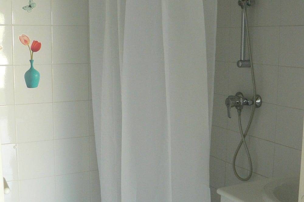 Appartement entier, Studio.Entrée indépendante,terrasse privée,jardin,Piscine accès libre.Parking in Peymeinade, Côte méditerranéenne (France)