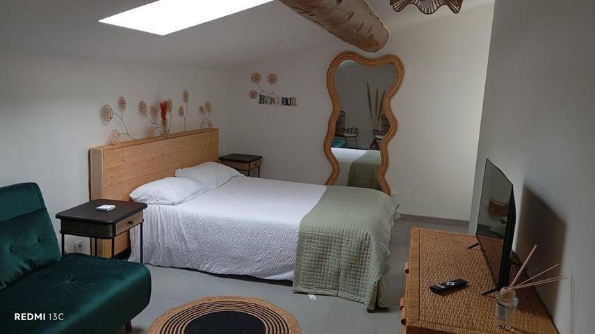 Gîte pour 3 personnes, avec terrasse et jardin ainsi que vue et piscine à Causse-de-la-Selle - 4