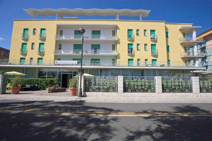 Hôtel pour 4 personnes, avec piscine et jardin dans Bellaria-Igea Marina - 2