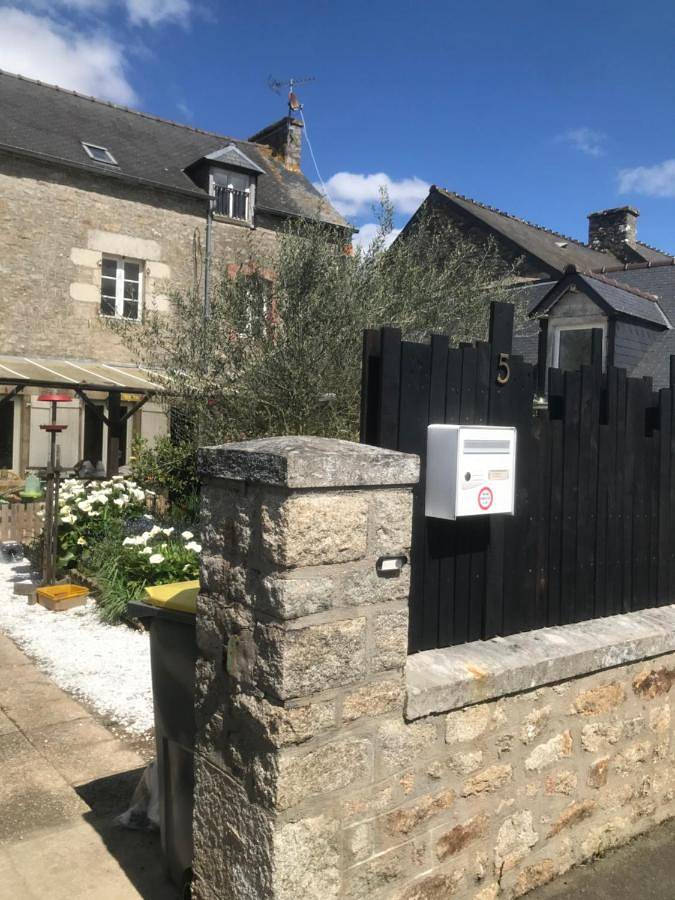 Charmante maisonnette proximité cité médiévale et bords de Rance in Léhon, Dinan