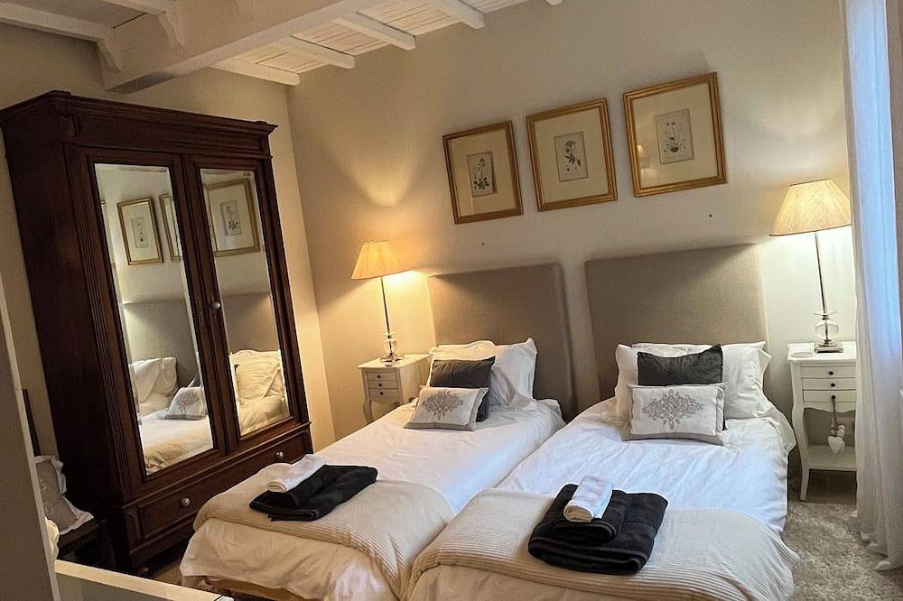 Entire apartment, Stunning Gite with Private Pool and Large Garden in Neffiès, Béziers region