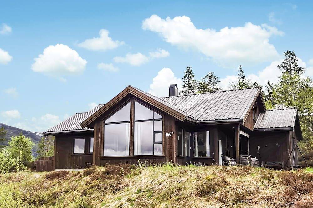 Lovely home in Skare with Wifi in Odda