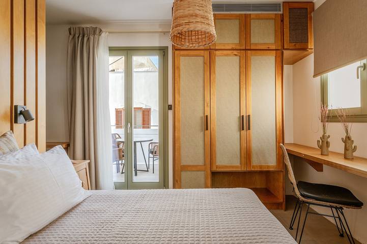 Apartamento num hotel "Makava Suite" com banheira de hidromassagem exterior, varanda e Wi-Fi in Naxos Cidade, Naxos