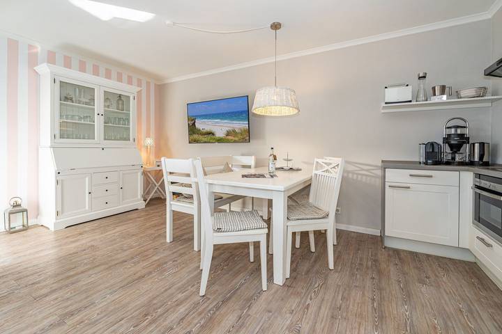 Ganze Wohnung, 3-Zimmer-Ferienwohnung mit Terrasse - nur 150 Meter zum Strand. in Wenningstedt, Sylt