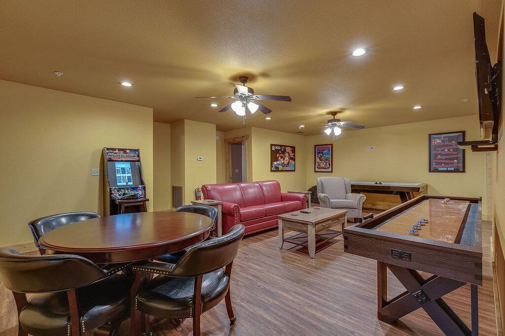 Schwimmen Sie im Smokies eine Kabine mit 6 Schlafzimmern und einem Innenpool. in Gatlinburg, Sevier County