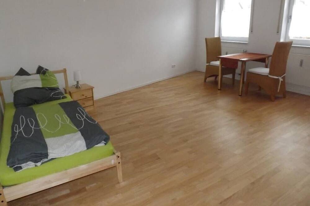 Ganze Wohnung, Helle Dachstudio Fewo mit moderner Einbauküche in Floß, Naturpark Nördlicher Oberpfälzer Wald