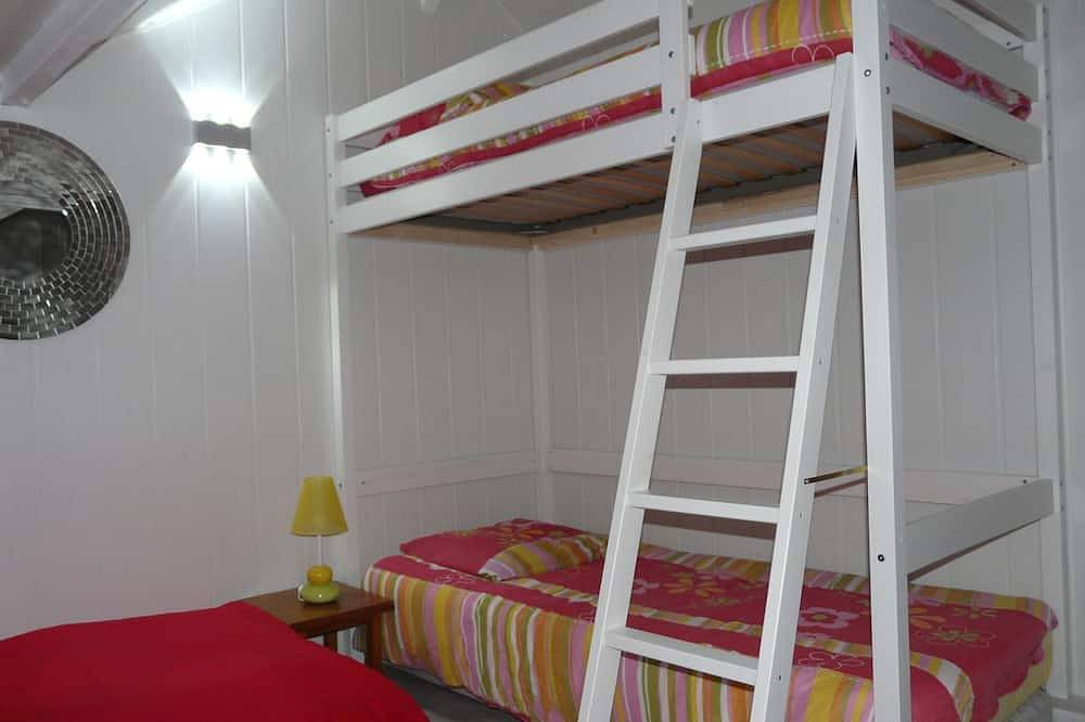 Villa Coudeville / beach (St-Martin-de-Bréhal), 2 bedrooms, 30 m. Of the beach in Coudeville-sur-Mer, Coutances