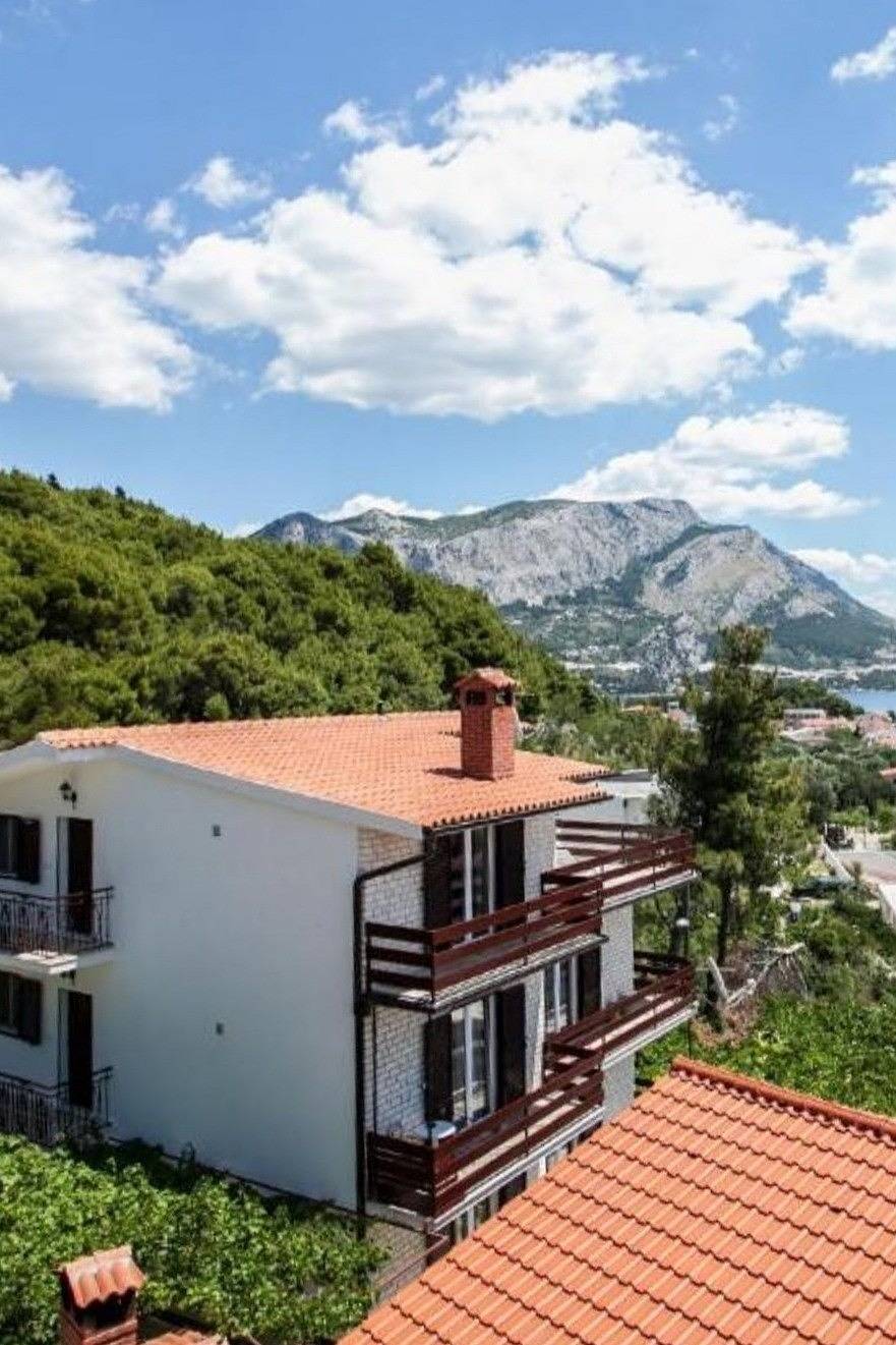 Ganze Wohnung, 2-Zimmer-Ferienwohnung mit Terrasse und Meerblick Duce, Omis A-24975-c in Dugi Rat, Split-Dalmatien