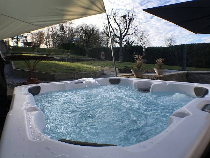 Gîte pour 8 personnes, avec sauna et jacuzzi ainsi que terrasse et jardin dans Housseras
