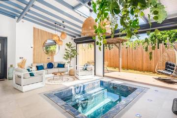 Location de vacances pour 6 personnes, avec piscine ainsi que jardin et jacuzzi à Baie-Mahault