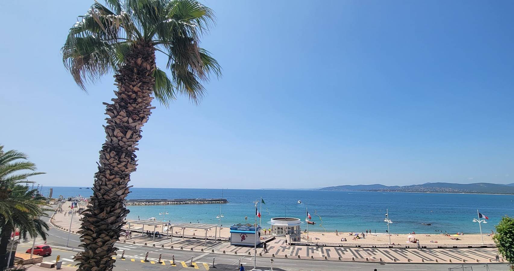 Appartement entier, Appartement avec terrasse au pied de la plage in Saint-Raphaël, Massif de l'Esterel
