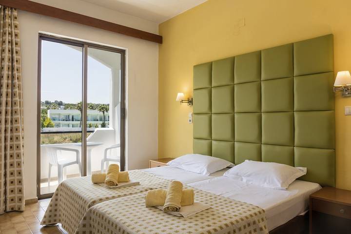 Appart’hôtel pour 2 personnes, avec Balcon ainsi que Jardin et Bassin pour enfant