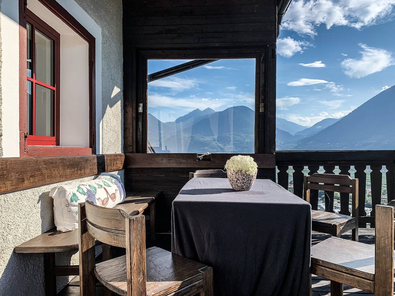 Appartamento intero, Appartamento Pratenberg stile rustico con vista montagna, sauna e piscina salata panoramica in Merano, Alpi Sarentine
