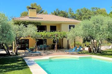 Cottage pour 10 personnes, avec jardin à Simiane-Collongue