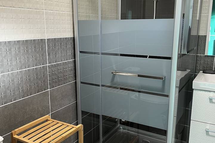 Gîte pour 3 personnes, avec jardin et piscine à Équemauville